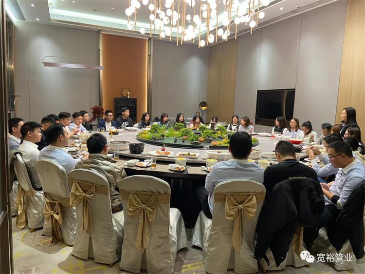 ▲濟(jì)濟(jì)一堂，不亦樂乎